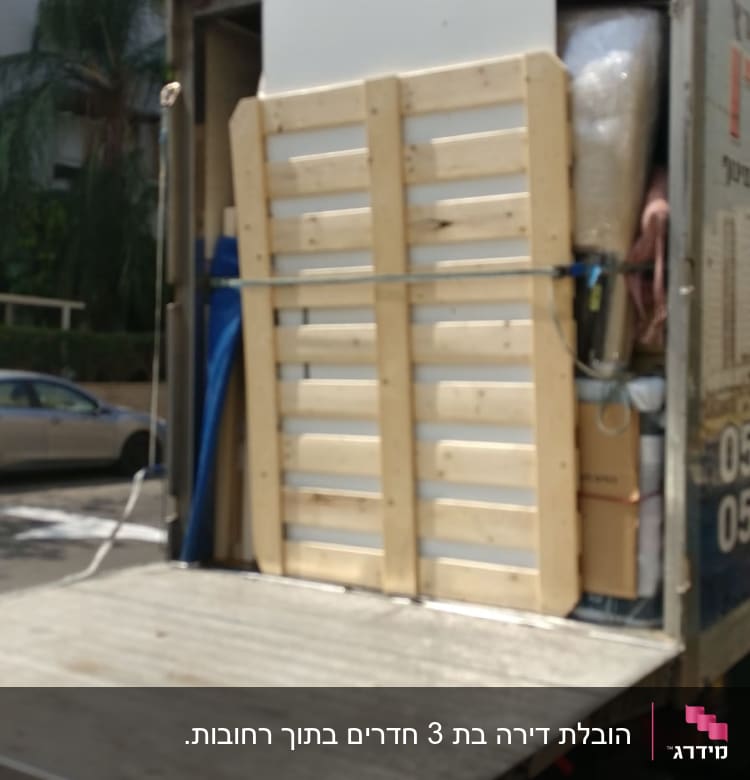 משאית הובלה עם רמפה פתוחה וציוד ארוז